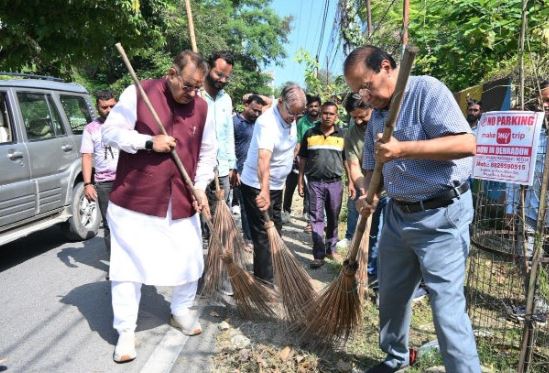 कैबिनेट मंत्री गणेश जोशी ने सड़क पर झाडू लगाकर दिया स्वच्छता का संदेश