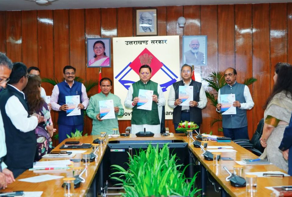 सेतु आयोग ने मुख्यमंत्री धामी को सौंपी सशक्तिकरण रिपोर्ट