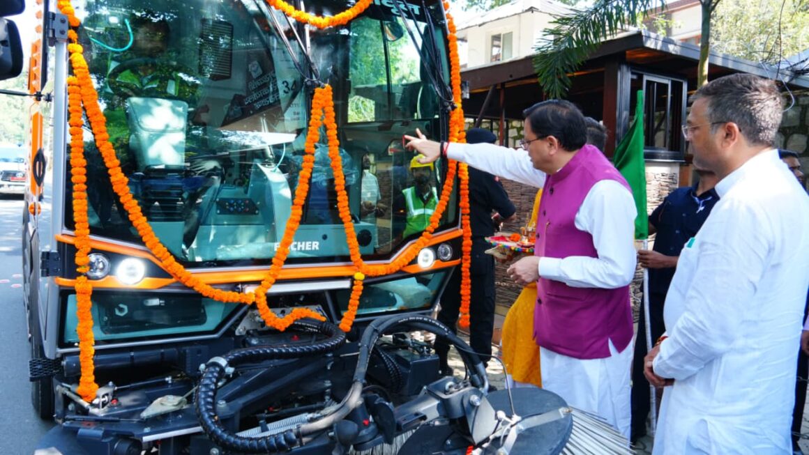 धामी ने देहरादून में हाई-टेक सड़क सफाई मशीन की शुरुआत की।