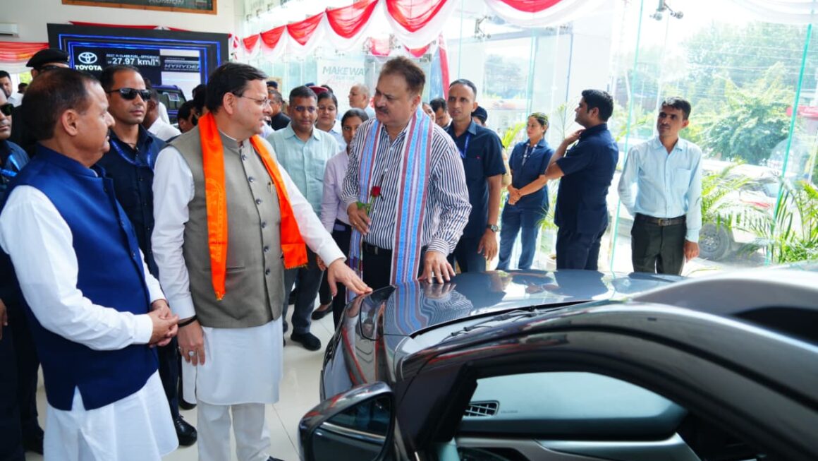 सीएम धामी ने स्वदेशी प्रोत्साहन और जीएसटी जागरूकता के लिए बाजार में लोगों से मिले।