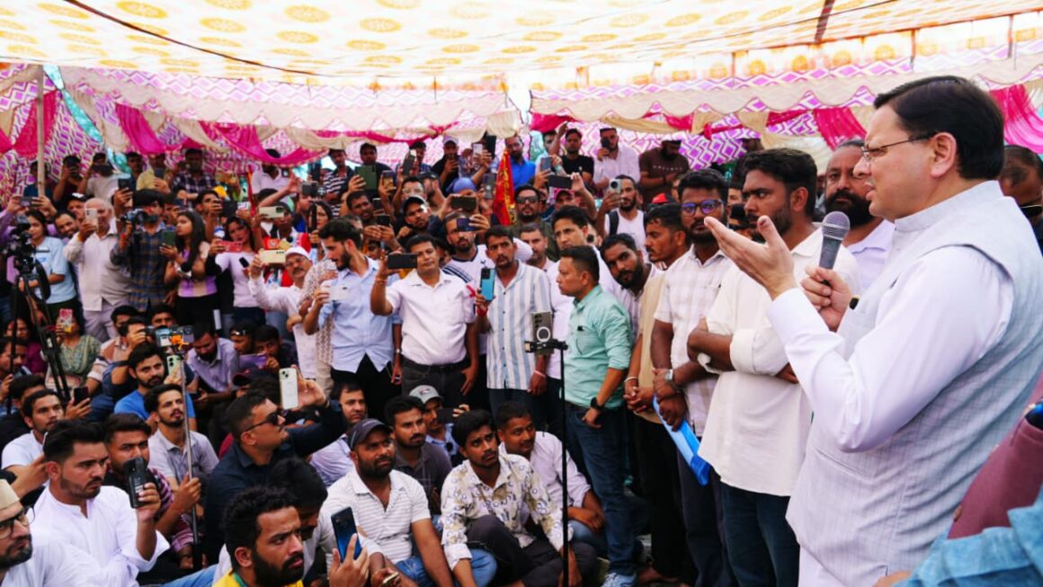 सीएम धामी युवाओं से मिले, परीक्षा मामले की सीबीआई जांच की संस्तुति दी।