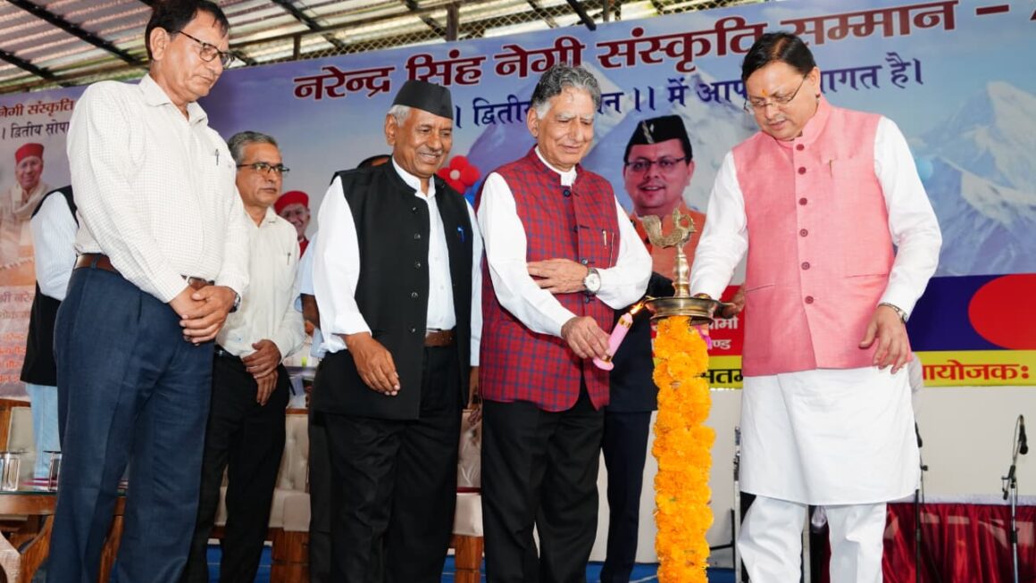 सीएम धामी ने एस.आर हरनोट को नरेन्द्र सिंह नेगी संस्कृति सम्मान दिया।