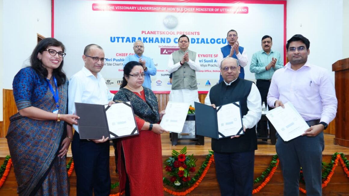 धामी ने आदर्श ग्राम सारकोट के बच्चों को डिजिटल क्लास की सौगात दी।