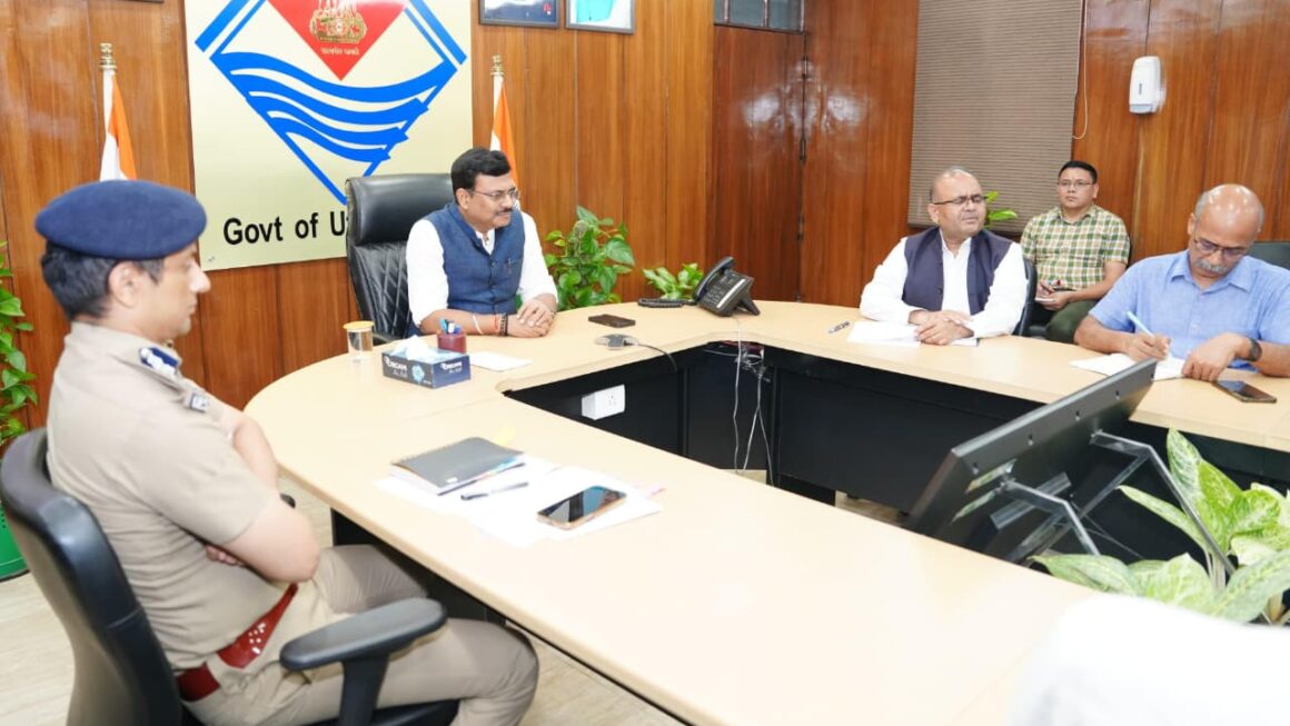 वाडिया संस्थान, जीएसआई व अन्य के साथ मुख्य सचिव ने भूस्खलन पर रणनीतिक बैठक की।