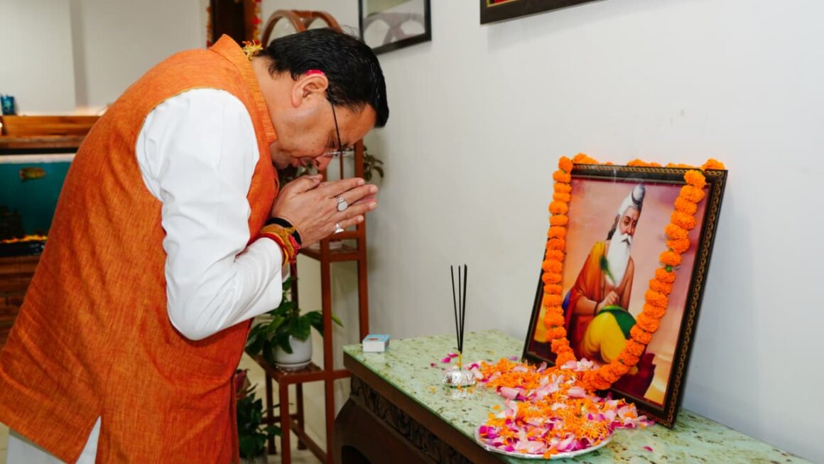 वाल्मीकि जयंती के अवसर पर मुख्यमंत्री पुष्कर सिंह धामी ने महर्षि वाल्मीकि को भावभीनी श्रद्धांजलि अर्पित की।