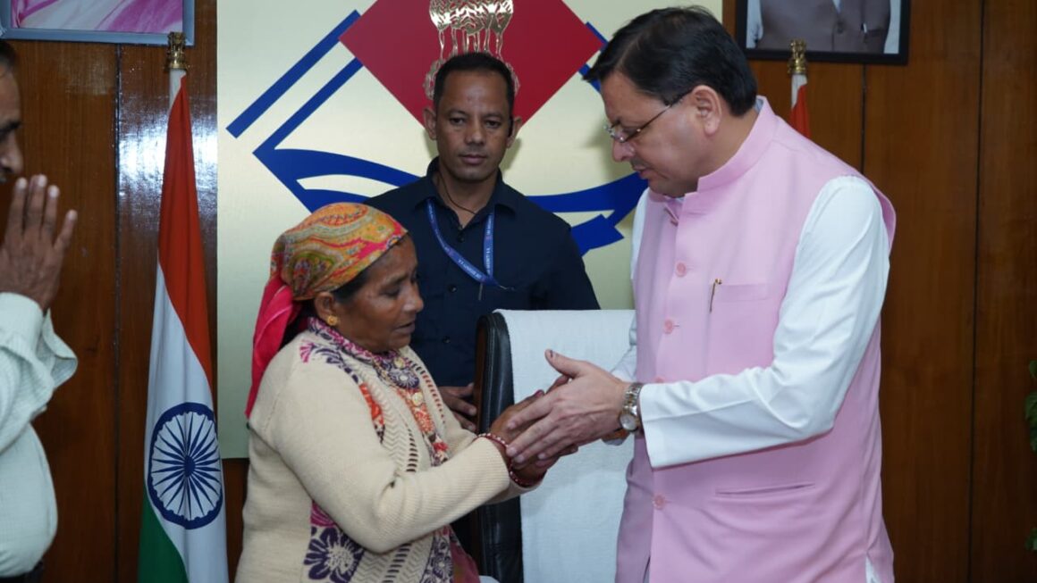 उपनल के माध्यम से कार्यरत तीन कर्मियों की दुर्घटना में मौत के बाद उनके आश्रितों को सीएम धामी ने 50-50 लाख की मदद दी।