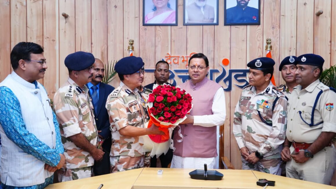 दीपावली पर मुख्यमंत्री आवास में लोगों व अधिकारियों ने सीएम धामी से मुलाकात की।