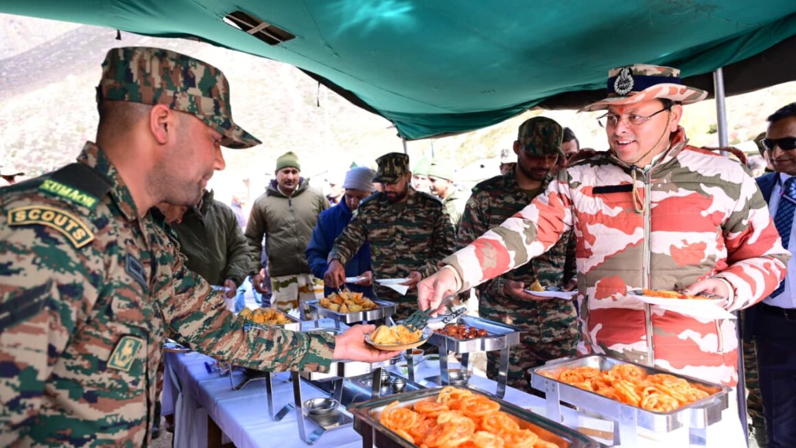 मिलम पहुंचे मुख्यमंत्री ने जवानों और ग्रामीणों से मुलाकात कर उनका मनोबल बढ़ाया।