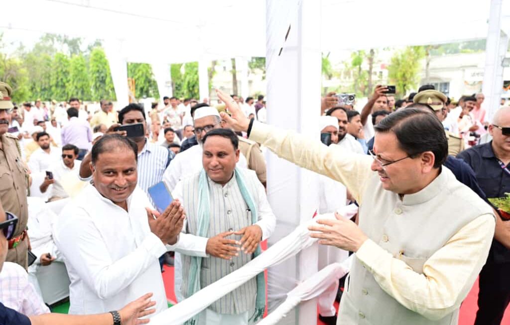 मुख्यमंत्री ने रामपुर तिराहा शहीद स्थल पर श्रद्धांजलि अर्पित की और पुनर्विकास योजना का ऐलान किया।