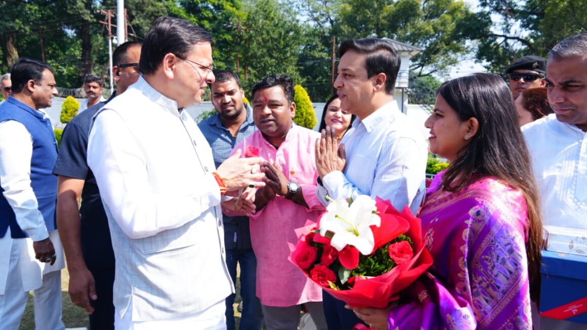 मुख्यमंत्री आवास पर प्रदेश के लोगों ने सीएम धामी से मिलकर दीपोत्सव की बधाई दी।