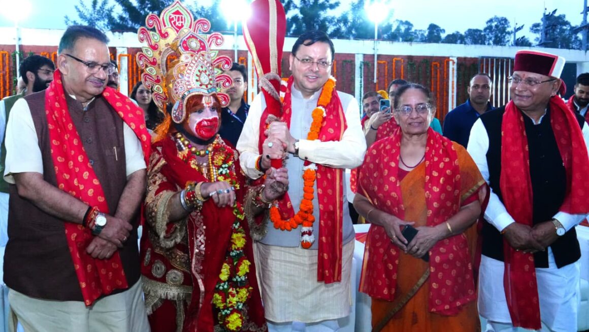 परेड ग्राउंड पहुंचे सीएम धामी, विजयदशमी के अवसर पर दी शुभकामनाएँ