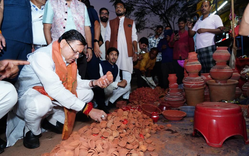 दीपावली अवसर पर सीएम ने स्थानीय कुम्हारों और हस्तशिल्पकारों से संवाद कर उन्हें प्रोत्साहित किया।