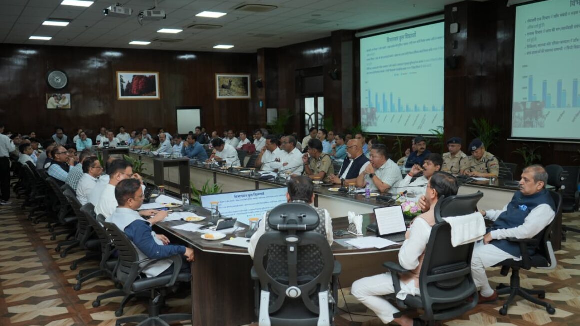 सीएम हेल्पलाइन 1905 की समीक्षा बैठक में धामी सख्त