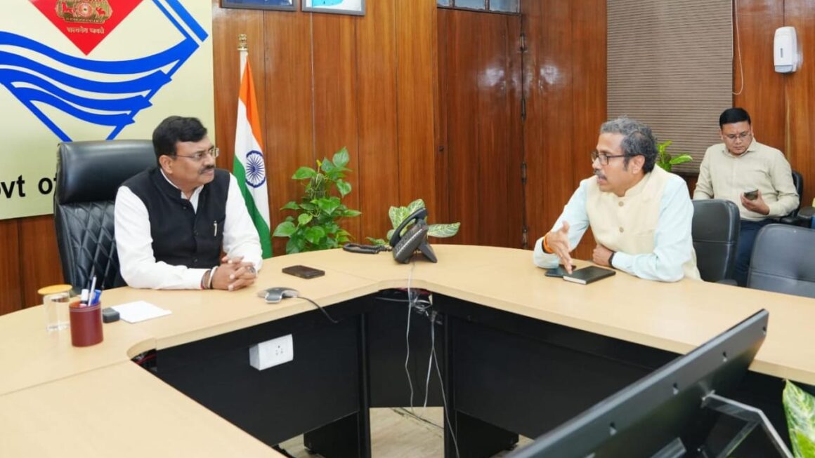 मुख्य सचिव आनन्द बर्द्धन ने समीक्षा में युवाओं को प्रदेश और विदेश दोनों में नौकरी दिलाने के प्रयास तेज करने के निर्देश दिए।