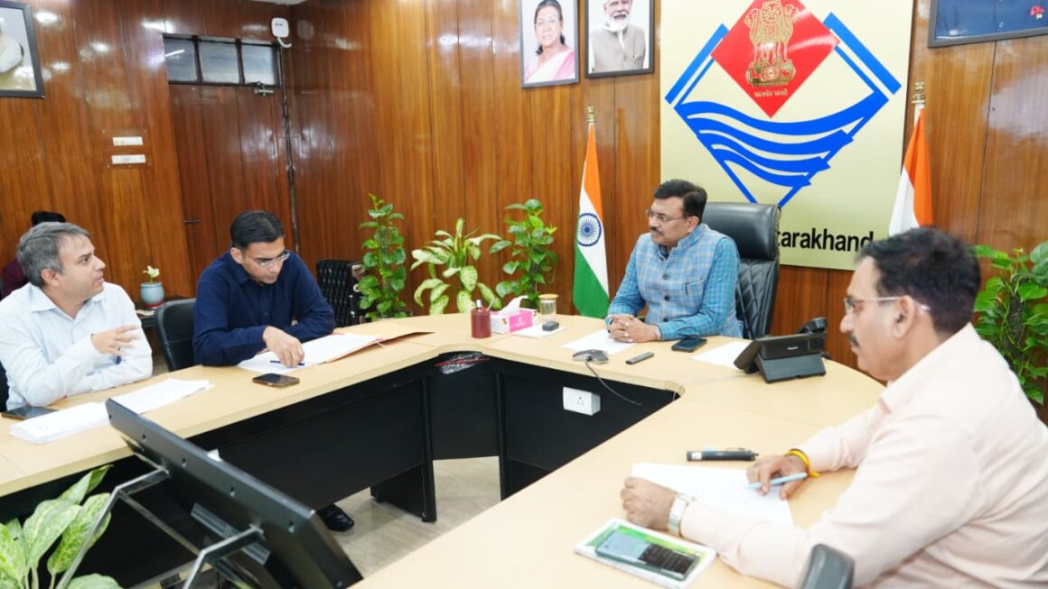 मुख्य सचिव ने समीक्षा बैठक में इंदिरा मार्केट और आढ़त बाजार के कार्यों को गति देने और शहर में अंडरग्राउंड पार्किंग की दिशा में कदम बढ़ाने को कहा।