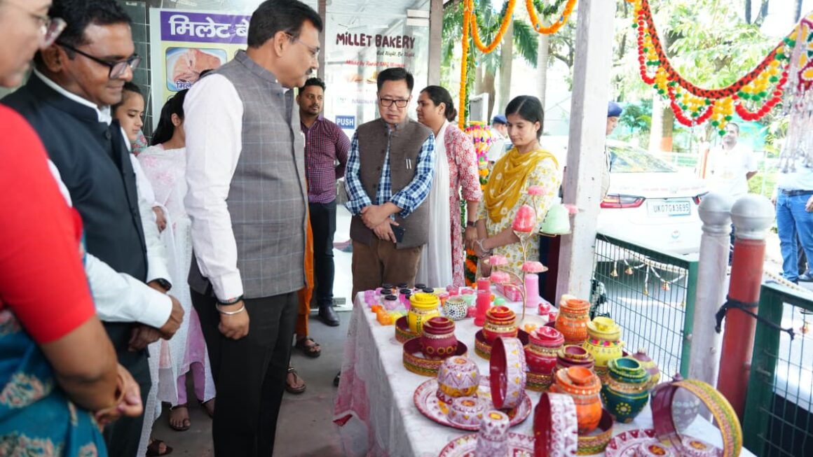 मुख्य सचिव ने बाल गृहों और महिला गृहों के बच्चों-महिलाओं के उत्पादों की प्रदर्शनी खोली।