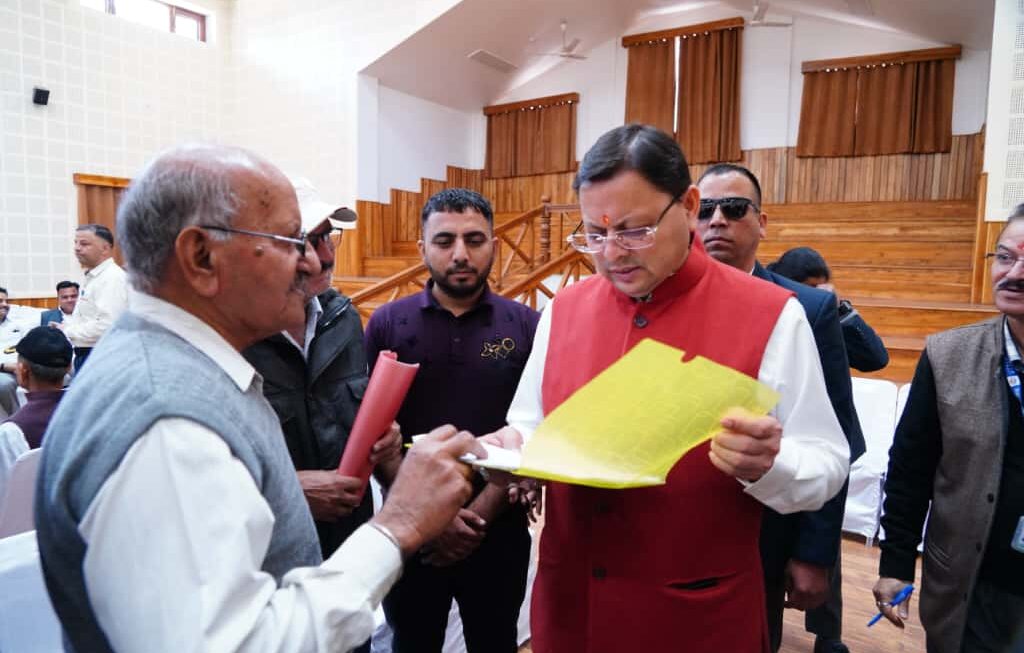 मुख्यमंत्री पुष्कर सिंह धामी ने कैंप कार्यालय में जनता मिलन कार्यक्रम के माध्यम से जनसामान्य की समस्याएं जानीं।