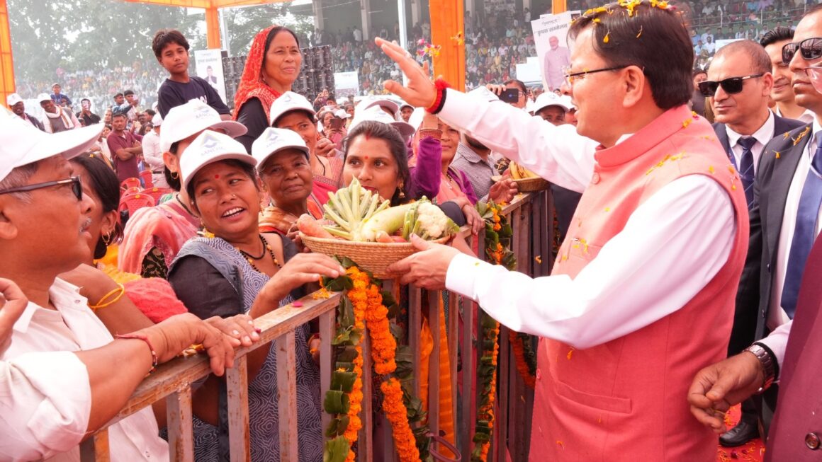 मुख्यमंत्री ने कृषि विश्वविद्यालय पंतनगर में किसानों से संवाद करते हुए सम्मेलन का शुभारंभ किया।