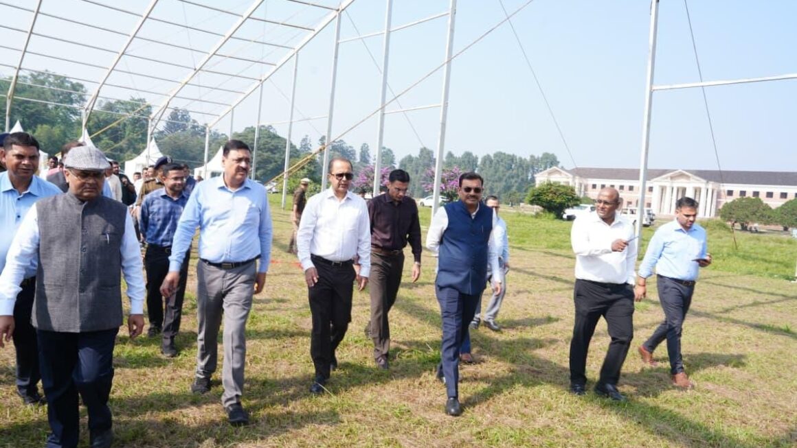 उत्तराखंड राज्य स्थापना दिवस के मुख्य समारोह की तैयारियों का मुख्य सचिव आनन्द बर्द्धन ने FRI में निरीक्षण किया।