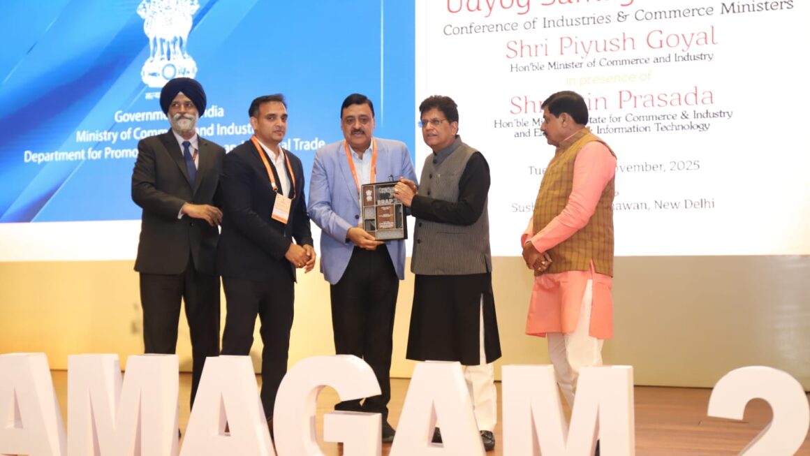 व्यापार सुधार कार्ययोजना में बेहतरीन प्रदर्शन पर उत्तराखंड को पाँच श्रेणियों में टॉप अचीवर्स पुरस्कार प्रदान किया गया।