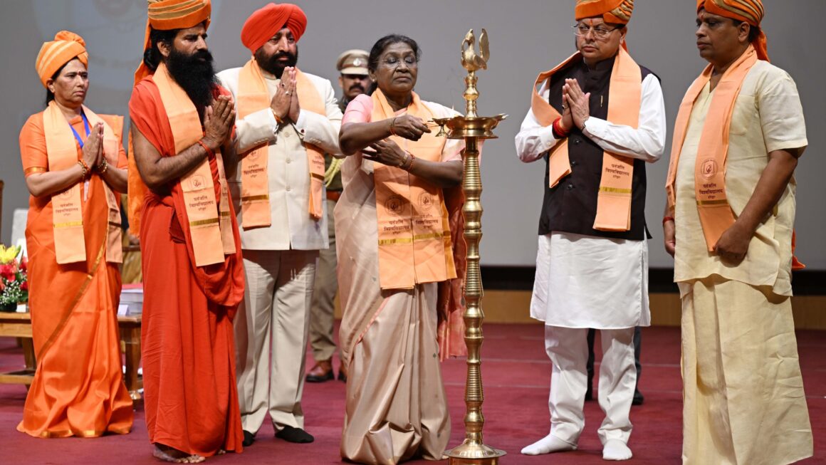 पतंजलि विश्वविद्यालय हरिद्वार के दूसरे दीक्षांत समारोह में राष्ट्रपति मुर्मु ने टॉपर विद्यार्थियों को सम्मानित किया।