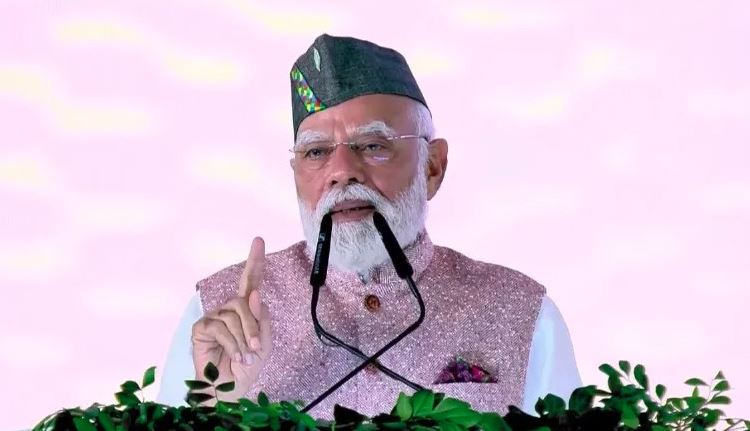 पीएम ने राज्य में 8000 करोड़ से अधिक की योजनाओं की सौगात दी।