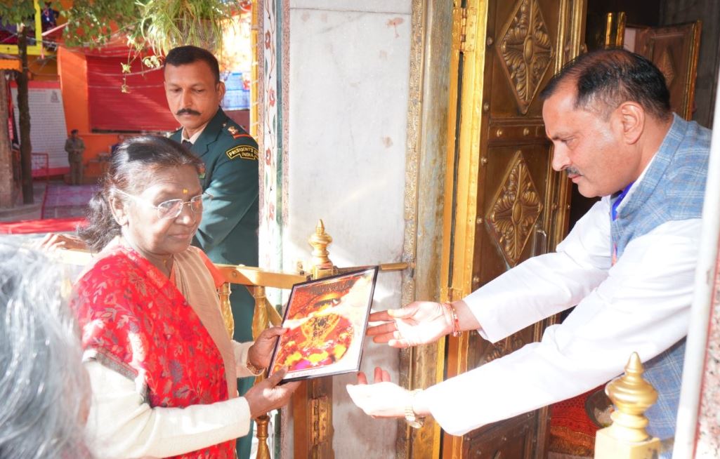 राष्ट्रपति मुर्मू ने नैना देवी धाम में विधिवत पूजा-अर्चना संपन्न की।