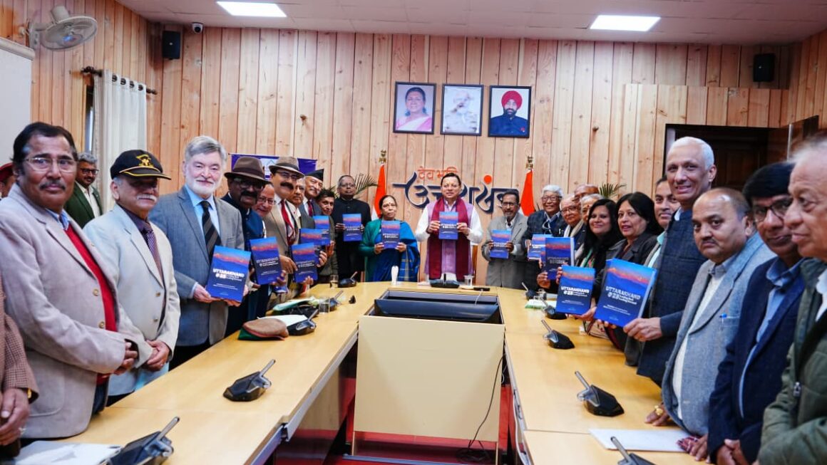 सीएम धामी ने “उत्तराखण्ड @25: लुकिंग बैक-लुकिंग फॉरवर्ड” पुस्तक को जनता के समक्ष जारी किया।