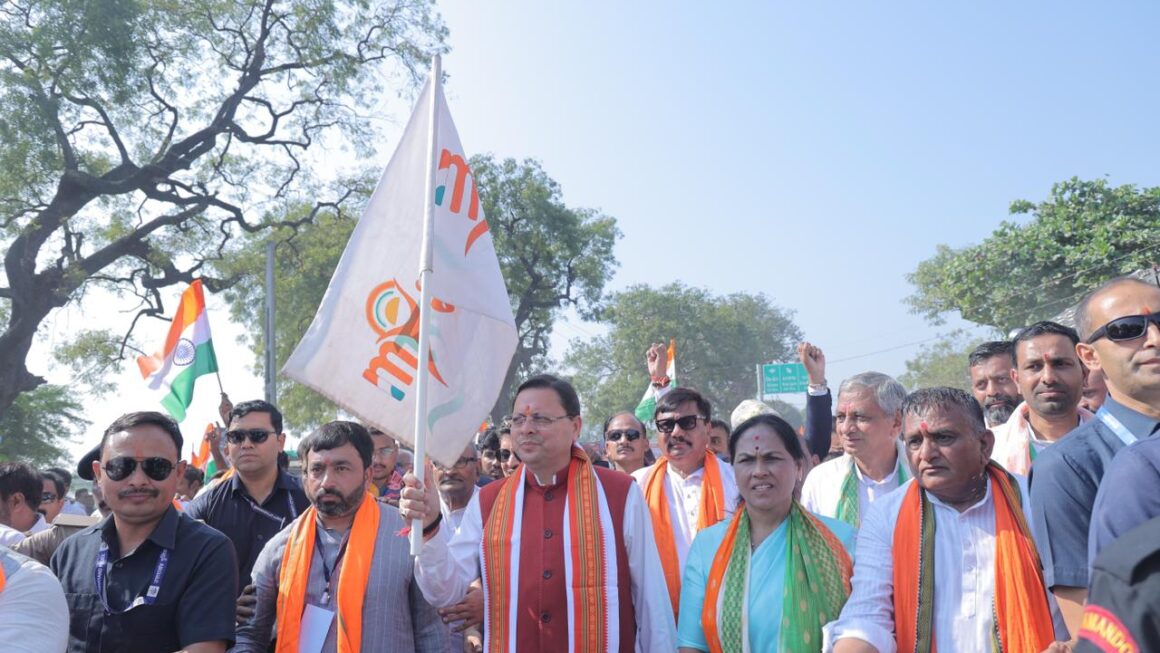 साधली, गुजरात में सरदार गाथा कार्यक्रम में राजनाथ सिंह व सीएम धामी ने संयुक्त रूप से उपस्थिति दर्ज की।