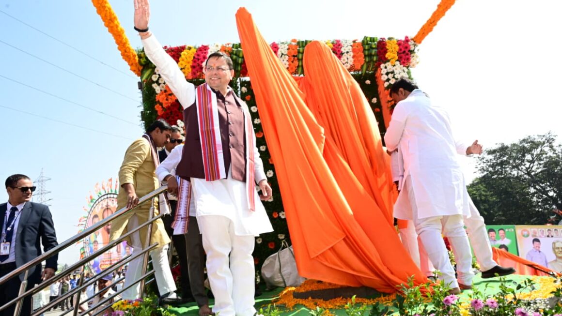 मदनपल्ली में अटल जी की प्रतिमा अनावरण के अवसर पर मुख्यमंत्री ने जनसभा को संबोधित किया।