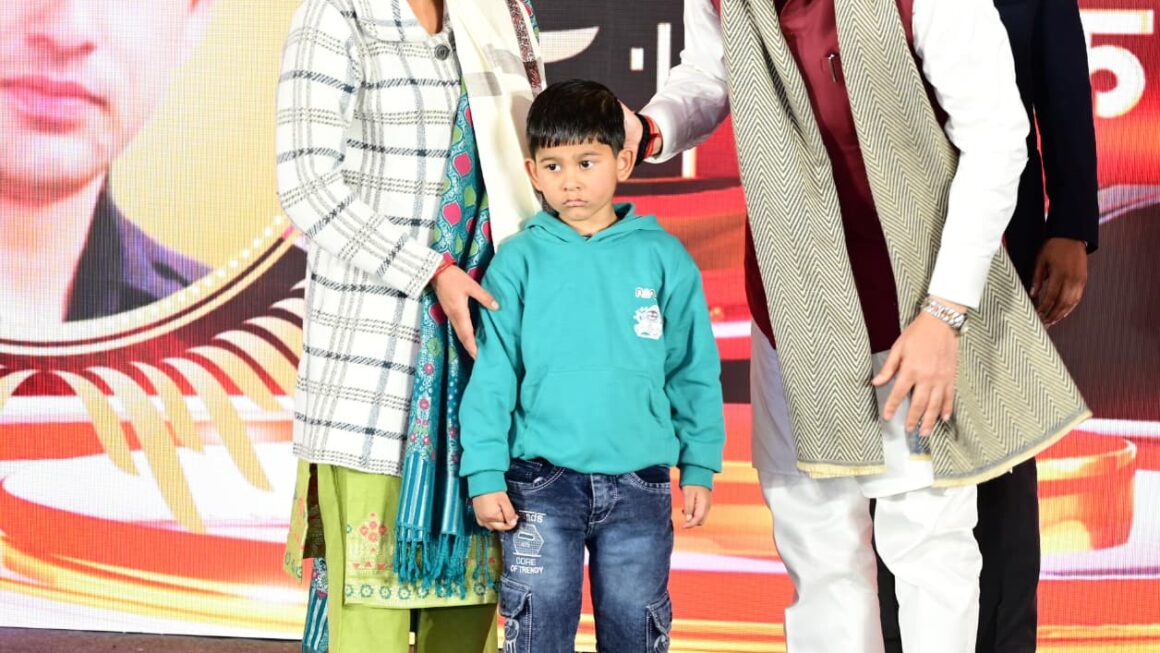 मुख्यमंत्री धामी ने समारोह में उपस्थित रहकर शहीद सैनिकों के परिजनों को सम्मानित किया।