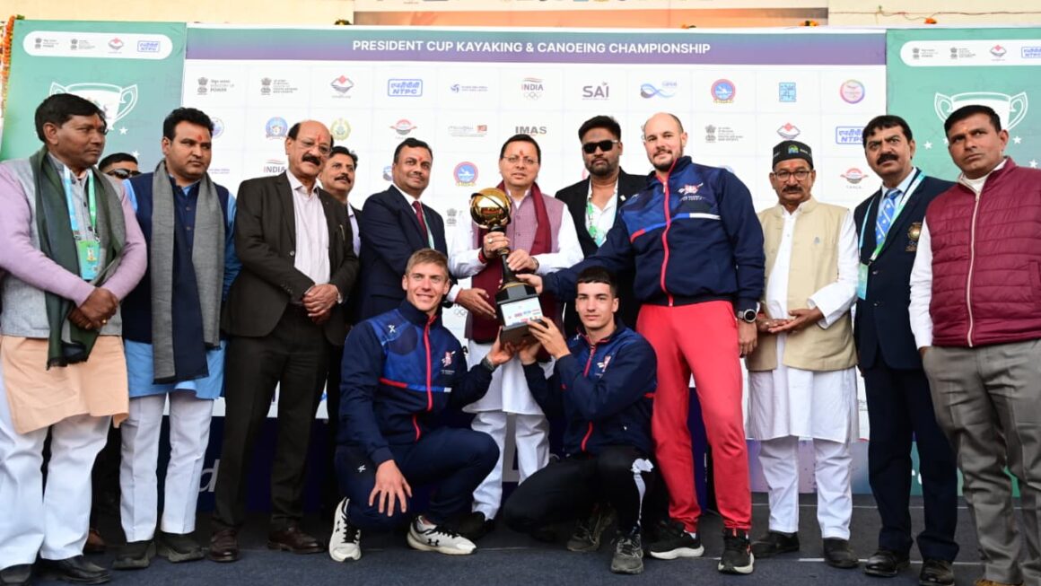 मुख्यमंत्री धामी ने टिहरी झील में चल रहे अंतरराष्ट्रीय जल-क्रीड़ा आयोजनों के समापन समारोह में हिस्सा लिया और विभिन्न देशों के खिलाड़ियों से मिलकर उनका उत्साह बढ़ाया।