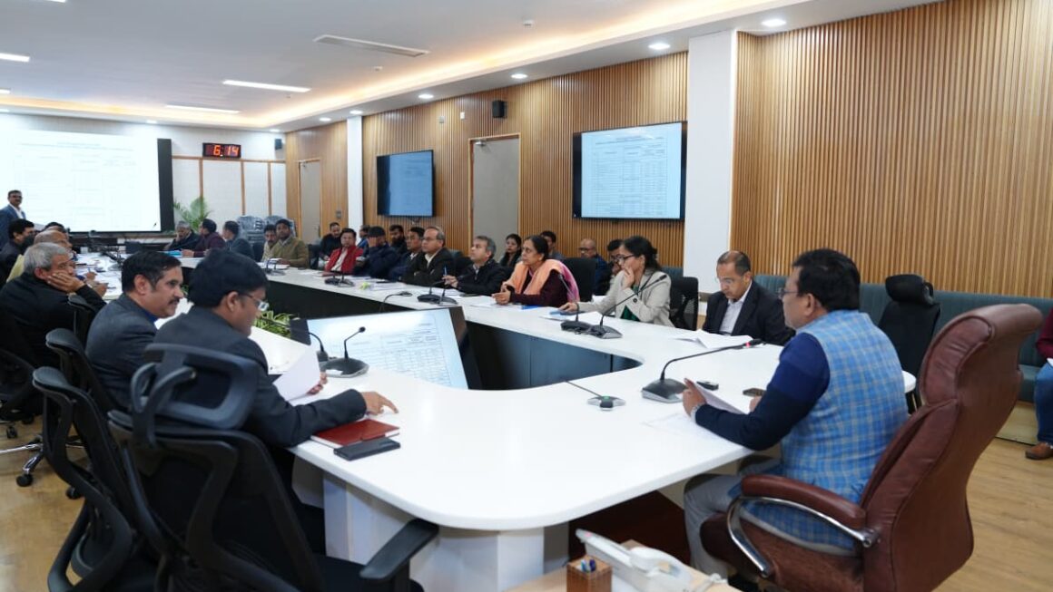 मुख्य सचिव आनन्द बर्द्धन की अध्यक्षता में आयोजित बैठक में विभिन्न प्रस्ताव पारित हुए।