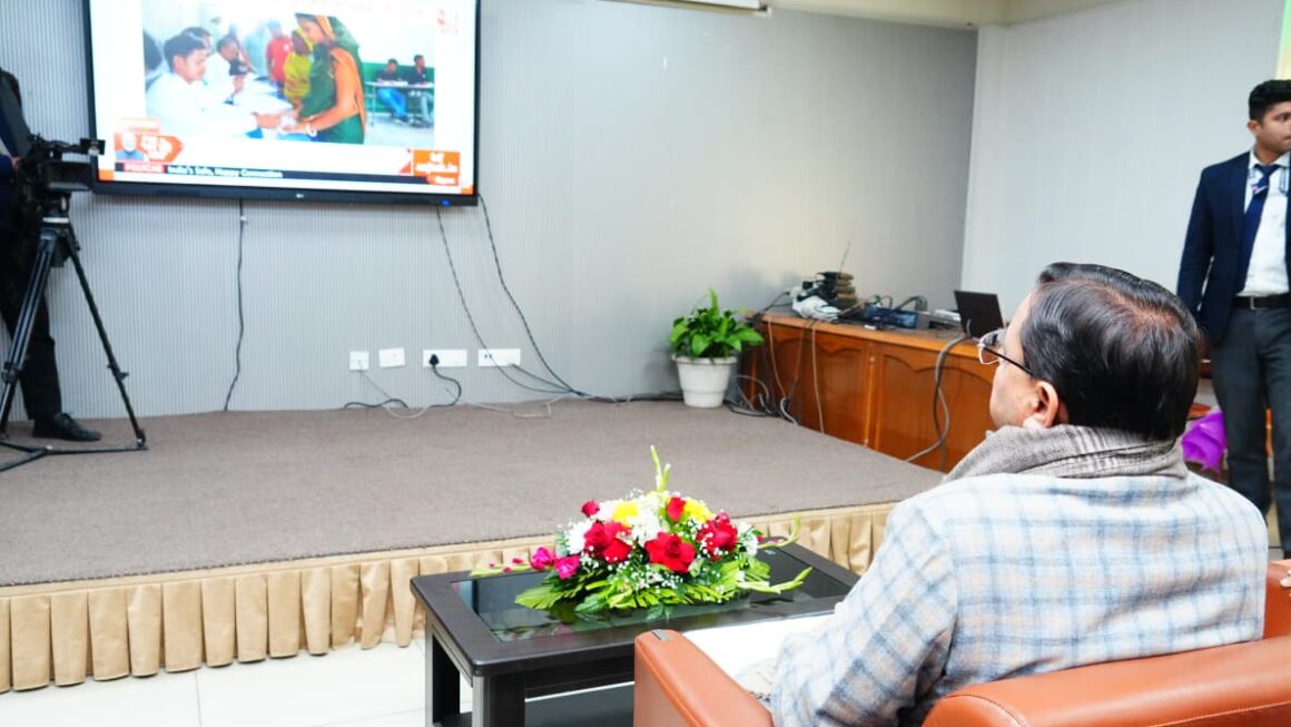 मुख्यमंत्री पुष्कर सिंह धामी ने प्रधानमंत्री नरेंद्र मोदी के मन की बात के 130वें एपिसोड को सुना।