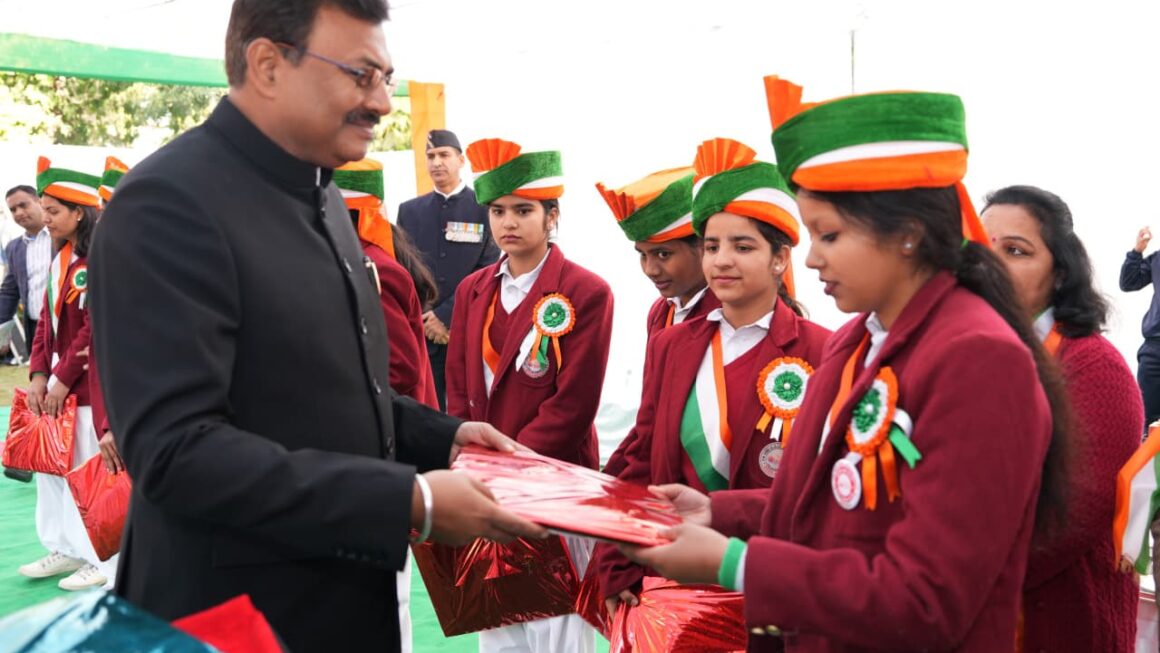 मुख्य सचिव ने सचिवालय में ध्वज फहराकर प्रदेशवासियों और सचिवालय परिवार को गणतंत्र दिवस की बधाई दी