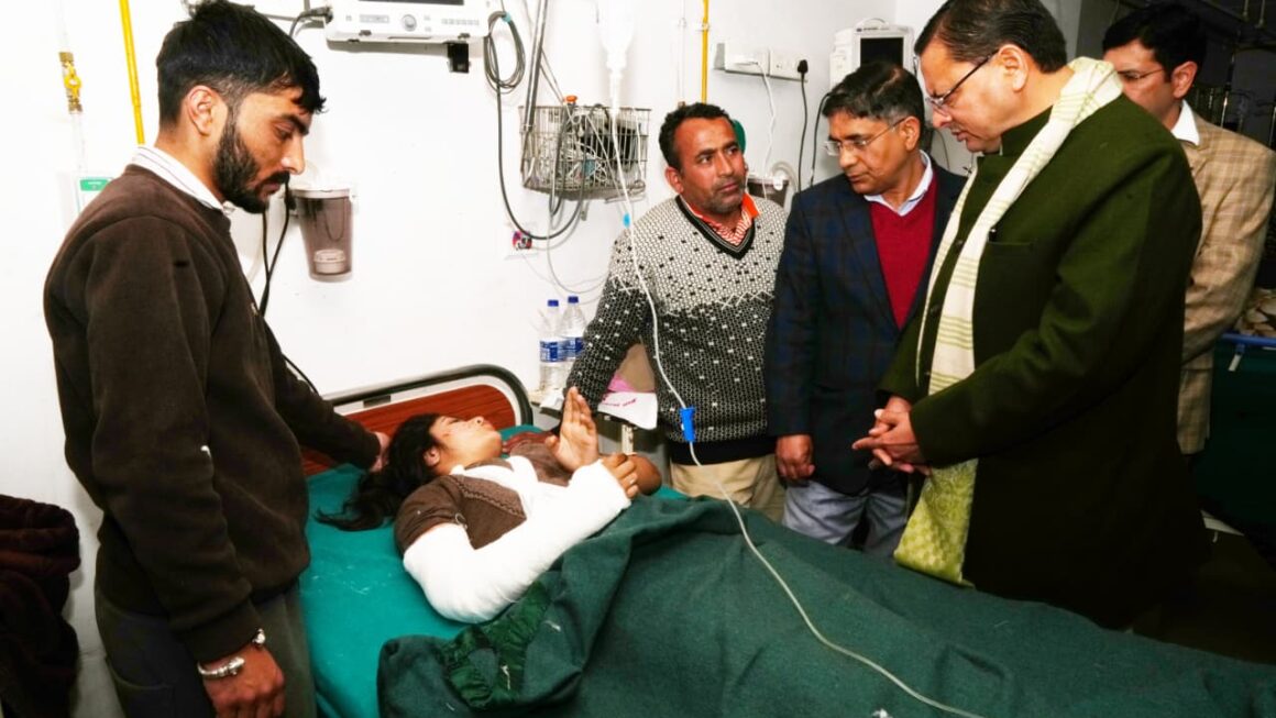 क्वानू-मीनस मोटर मार्ग दुर्घटना में घायल यात्रियों का हाल पूछने दून अस्पताल पहुंचे मुख्यमंत्री धामी, घायलों का हालचाल जाना, पारिवारिक जनों से बातचीत कर इलाज का पूरा भरोसा दिया