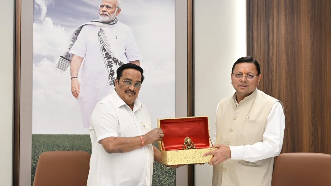 नई दिल्ली में हुई बैठक में मुख्यमंत्री धामी और केंद्रीय मंत्री पाटिल ने महाकुंभ व नमामि गंगे योजनाओं पर विचार किया।