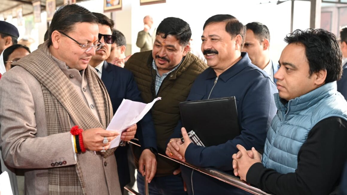 खटीमा भ्रमण के दूसरे दिन मुख्यमंत्री धामी ने हेलीपेड व कैंप कार्यालय में जनता से संवाद किया।