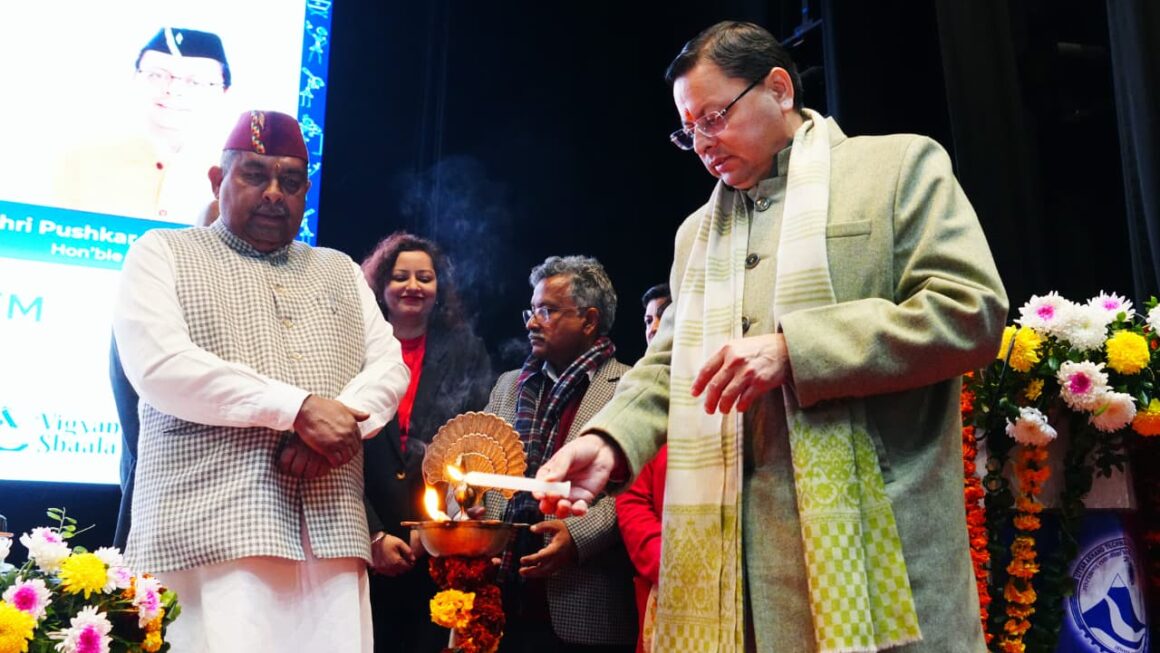 देहरादून में आयोजित ‘शी फॉर स्टेम उत्तराखण्ड’ विषय पर आयोजित कार्यशाला में पहुंचे सीएम धामी
