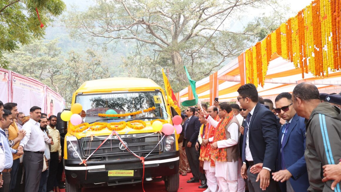 मुख्यमंत्री धामी ने सीएसआर मद से प्राप्त दो वाहनों को हरी झंडी दिखाकर किया रवाना।