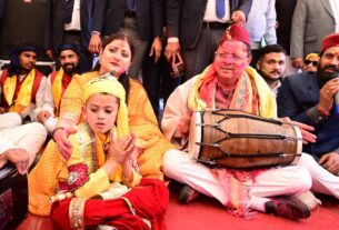 लोक गीतों की धुनों के बीच सीएम आवास में निखरे होली के रंग, होली मिलन कार्यक्रम में जुटे गढ़वाल-कुमाऊं से लेकर जौनसार तक के कलाकार’