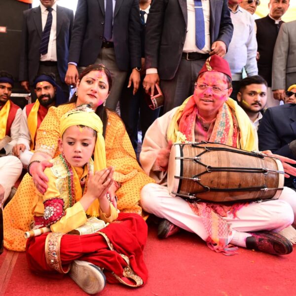 लोक गीतों की धुनों के बीच सीएम आवास में निखरे होली के रंग, होली मिलन कार्यक्रम में जुटे गढ़वाल-कुमाऊं से लेकर जौनसार तक के कलाकार’
