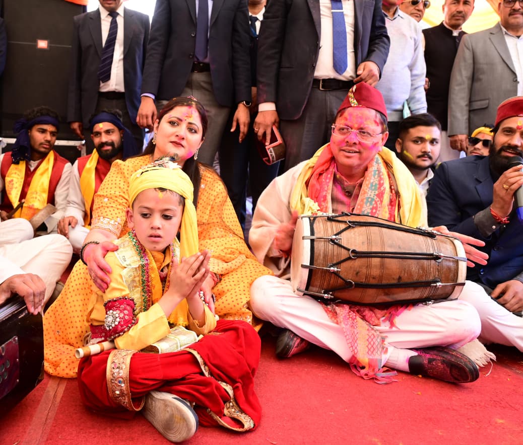 लोक गीतों की धुनों के बीच सीएम आवास में निखरे होली के रंग, होली मिलन कार्यक्रम में जुटे गढ़वाल-कुमाऊं से लेकर जौनसार तक के कलाकार’