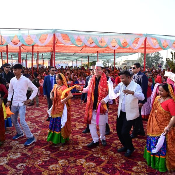 सीएम धामी ने जनसमुदाय संग साझा की उत्सव की खुशियां जनता ने पुष्पवर्षा कर किया भव्य स्वागत