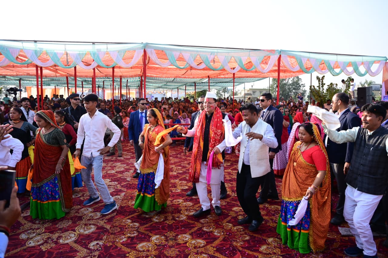 सीएम धामी ने जनसमुदाय संग साझा की उत्सव की खुशियां जनता ने पुष्पवर्षा कर किया भव्य स्वागत