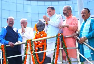 मुख्यमंत्री पुष्कर सिंह धामी ने एमडीडीए कॉम्प्लेक्स में स्व. हेमवती नंदन बहुगुणा की 107वीं जयंती पर उनकी प्रतिमा पर माल्यार्पण कर श्रद्धांजलि दी।