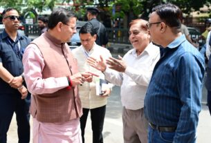 सीएम हेल्पलाइन पर दर्ज शिकायत की पड़ताल करने खुद मौके पर पहुंचे मुख्यमंत्री पुष्कर सिंह धामी