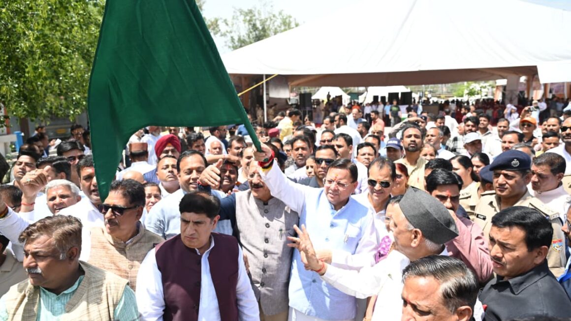 मुख्यमंत्री पुष्कर सिंह धामी ने ऋषिकेश से चार धाम जाने वाली बसों को हरी झंडी दिखाकर किया रवाना