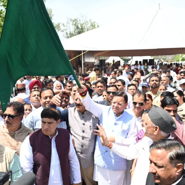 मुख्यमंत्री पुष्कर सिंह धामी ने ऋषिकेश से चार धाम जाने वाली बसों को हरी झंडी दिखाकर किया रवाना