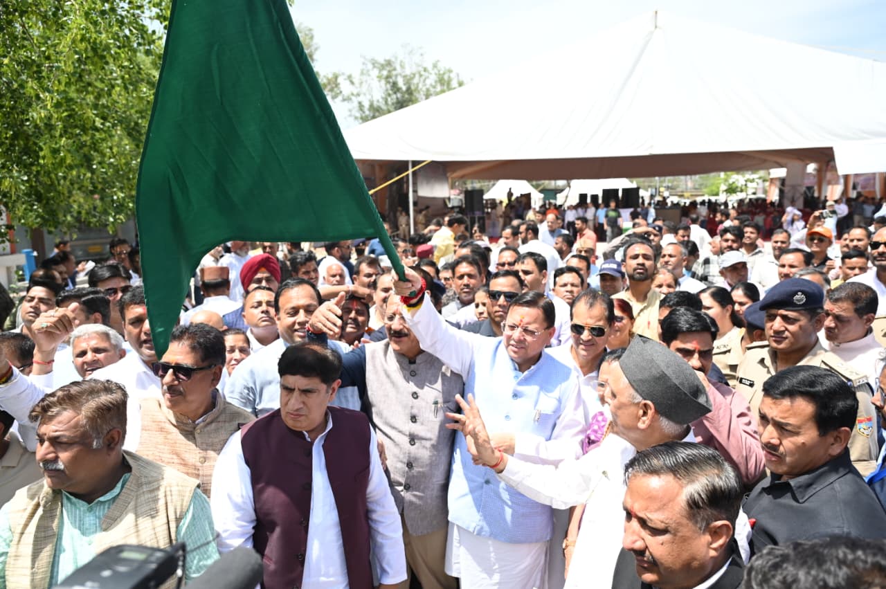 मुख्यमंत्री पुष्कर सिंह धामी ने ऋषिकेश से चार धाम जाने वाली बसों को हरी झंडी दिखाकर किया रवाना